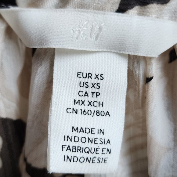 H&M Cream/Black Ruffled V-Neck Seashell Blouse Size XS - Picture 6 of 12